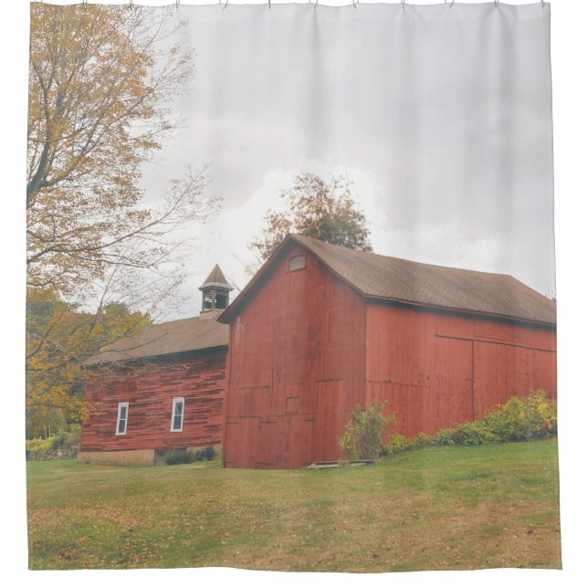 Western Mass Big Red Barn im Herbst Duschvorhang (Vorderseite)