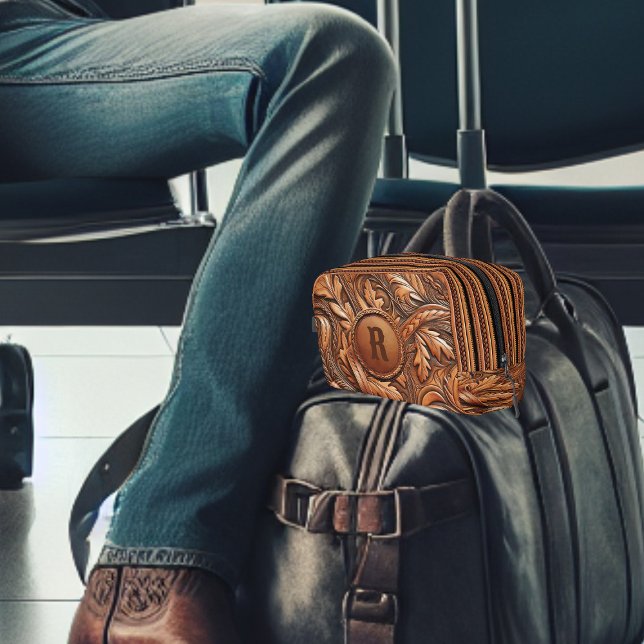 Western-Tooled Leather Print Custom Initial Waschbeutel (Western Tooled Leather Collection 
Custom Initial Bag (shaving kit))