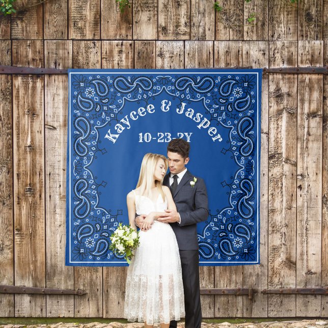 Western Wedding Blue Bandana Foto Hintergrund Wandteppich (Blue bandana photo backdrop for a your country or western wedding)