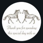 Western Wood Rustic Wedding Runder Aufkleber<br><div class="desc">Fügen Sie etwas Spaß zu Ihren Karten, oder Hochzeit und Gastgeschenke mit diesem niedlichen handgezeichneten Western Hufeisen Aufkleber aus Holz. Pferdeaufkleber sind perfekt für Ihr Land, rustikale und Western Hochzeit * Unternehmen * Party * Spendenaktionen und Wohltätigkeitsorganisationen. Bitte scrollen Sie nach unten, um passende Produkte anzuzeigen, die Sie genießen können....</div>