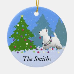 Westie Dekorieren eines Weihnachtsbaumes im Wald Keramikornament