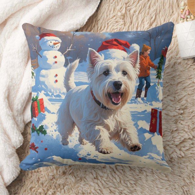 Westie läuft im Schnee mit Weihnachtshut Kissen (Decke)