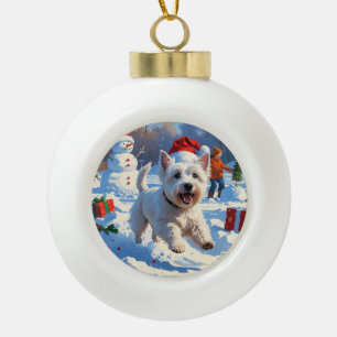Westie läuft im Schnee mit Weihnachtsmütze Keramik Kugel-Ornament
