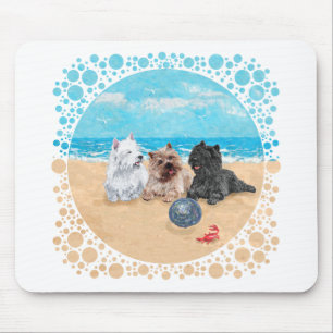 Westie mit Cairn Terriern am Strand Mousepad