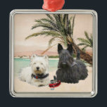 Westie & Scottie am Palmy Beach Ornament Aus Metall<br><div class="desc">Dieses Westie und Scottie sind die ersten Plätze in diesem Strandabschnitt,  der von Palmen gesäumt wird. Haben Sie eine Westie und Scottie,  wir tun! Diese Designs sind aus meinem originalen Kunstwerk entstanden und sind auf Kleidung,  Neuheit und Geschenkartikeln erhältlich! Viel Spaß!</div>
