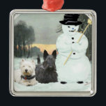 Westie & Scottie Build a Snowman Silbernes Ornament<br><div class="desc">Ja,  sie haben es selbst gebaut!! Diese Westie und Scottie verbringen einen schönen Wintertag zusammen! Haben Sie eine Westie und Scottie,  wir tun! Diese Designs sind aus meinem originalen Kunstwerk entstanden und sind auf Kleidung,  Neuheit und Geschenkartikeln erhältlich! Viel Spaß!</div>