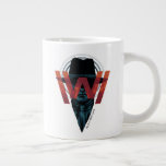 Westwelt | The Man in Black Logo Graphic Jumbo-Tasse<br><div class="desc">Karo aus diesem Portrait des Mannes in Schwarz,  mit dem das Westworld Logo in rot überlagert wird.</div>