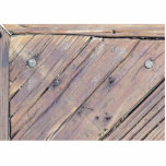 Wetterbezug aus Holz, Rough Textured Deck Fotoskulptur Magnet<br><div class="desc">Holzfotografie - Diese verwitterte Holzplatte ist eine grob strukturierte Basis eines alten Holzdecks aus Holz. Die grobe Textur sieht gut aus auf unserer Geschenkelinie von strukturierten Objekten. Das Foto des holzgesägten Holzes zeigt die schräg geschnittenen Deckplatten und die im Laufe der Jahre erfolgte Alterung. Es gibt Nagelköpfe aus Stallholz, Löcher...</div>
