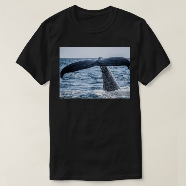 Whale Schwanz bricht die Wellen T-Shirt (Design vorne)
