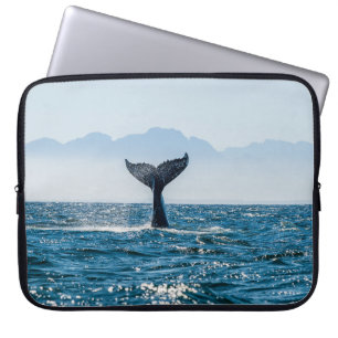 Whale Schwanz Seascape: Dramatisches Wasser. Laptopschutzhülle