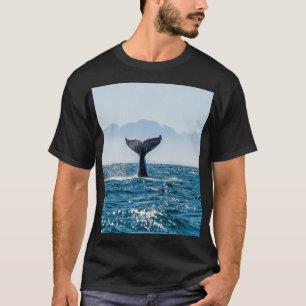 Whale Schwanz Seascape: Dramatisches Wasser. T-Shirt