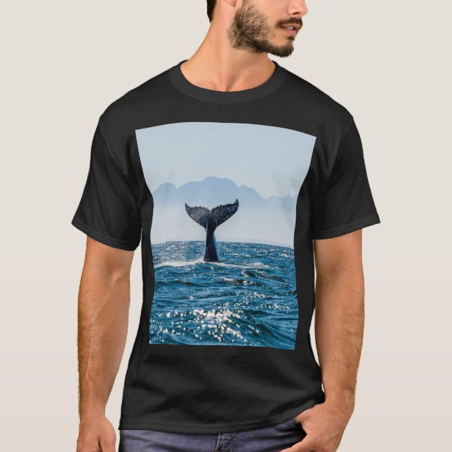 Whale Schwanz Seascape: Dramatisches Wasser. T-Shirt (Vorderseite)