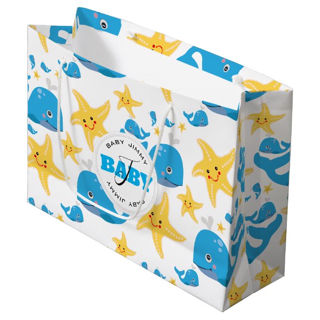 Whale & Starfish Cartoon Monogram Muster Große Geschenktüte (Vorderseite Schrägansicht)