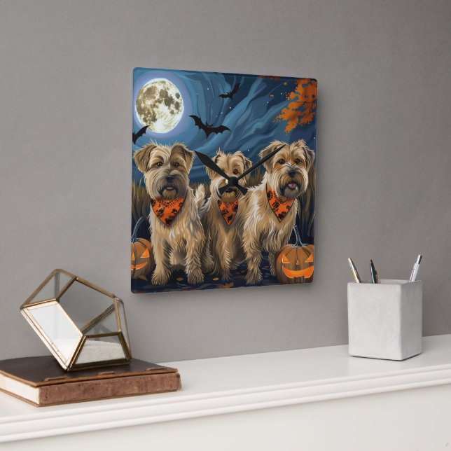Wheaten Terrier Halloween Spooky Quadratische Wanduhr (Büro)