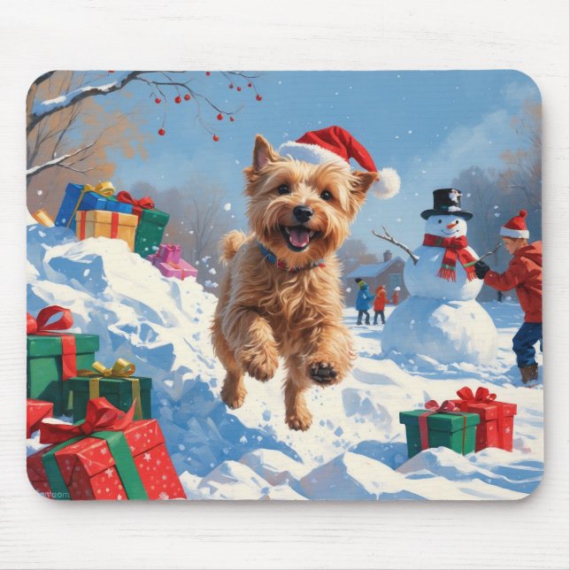 Wheaten Terrier läuft im Schnee mit Weihnachtshut Mousepad (Vorne)