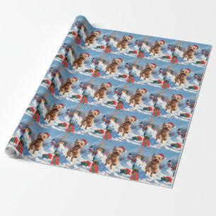 Wheaten Terrier läuft im Schnee mit Weihnachtsmütz Geschenkpapier