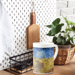 Wheatfield mit Crows von Van Gogh Prozellantasse<br><div class="desc">Eine schöne China-Tasse mit dem postimpressionistischen Gemälde Wheatfield with Crows (1890) von Vincent van Gogh (1853-1890). Als sein letztes Gemälde betrachtet,  aber Kunsthistoriker unterscheiden sich darin. Ein schmutziger Pfad durch die Felder mit einem blauen Himmel und einer Herde von Krähen.</div>