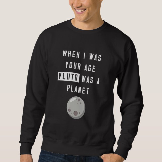 When I Was Your Age Pluto Was Planet Humor Sweatshirt (Vorderseite)