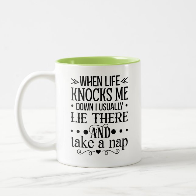 When Life Knocks Me Down, I Take a Nap Mug Zweifarbige Tasse (Links)