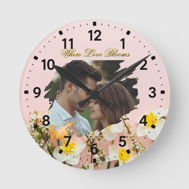 Where Love Blooms | Personalized Spring Romance  Runde Wanduhr (Vorderseite)