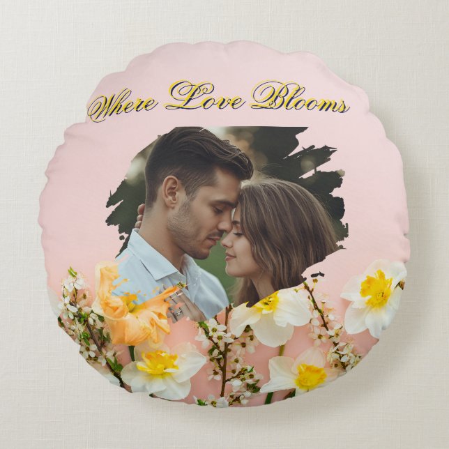 Where Love Blooms Round Pillow | Spring Romance  Rundes Kissen (Vorderseite)