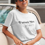 Whimsical 70er Retro Script Future Mrs Bride to Be T-Shirt<br><div class="desc">Dieser elegante T - Shirt würde ein wunderbares Geschenk für zukünftige Braut sein! Fügen Sie einfach Ihren eigenen Nachnamen hinzu,  indem Sie auf "Personalisieren" klicken.</div>