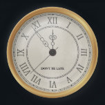 Whimsical Alice Mad Hatter Wonderland Geburtstag Pappteller<br><div class="desc">Mit diesem vergoldeten, von Alice’s Wonderland inspiriert Uhrenpapierteller können Sie die Szene für ein wahres Abenteuer in Set nehmen! Mit einem Vintagen Taschenuhrdesign mit der Phrase "Don’t Be Late" ist es die perfekte Ergänzung zu Ihrem Mad Hatter Tee Party. Diese Teller sind Teil einer Geburtstagssammlung mit den zur Verfügung stehenden...</div>