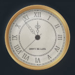 Whimsical Alice Mad Hatter Wonderland Geburtstag Pappteller<br><div class="desc">Mit diesem vergoldeten, von Alice’s Wonderland inspiriert Uhrenpapierteller können Sie die Szene für ein wahres Abenteuer in Set nehmen! Mit einem Vintagen Taschenuhrdesign mit der Phrase "Don’t Be Late" ist es die perfekte Ergänzung zu Ihrem Mad Hatter Tee Party. Diese Teller sind Teil einer Geburtstagssammlung mit den zur Verfügung stehenden...</div>