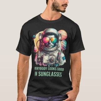 Whimsical Astronaut in Sonnenbrille - Weltraum T-Shirt