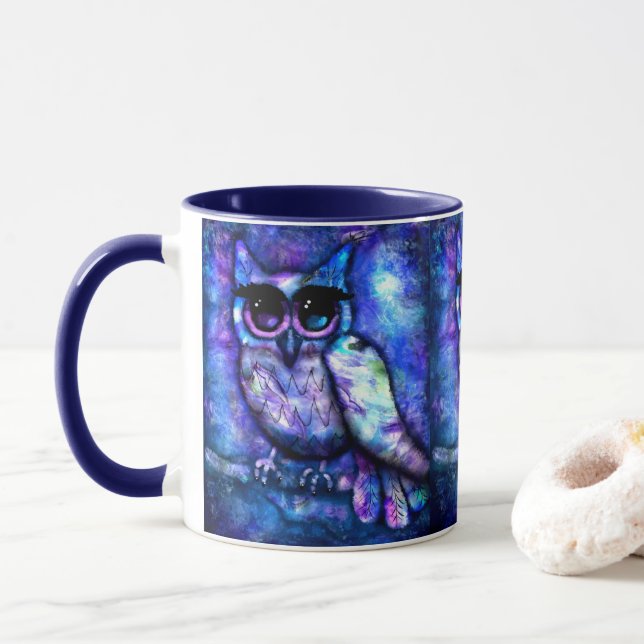 Whimsical Big Eye Owl Bird Blaue Lila Nacht Tasse (Mit Donut)