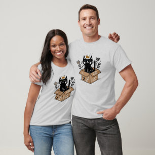 Whimsical Black Cat in einer Kiste mit Kronen T-Shirt