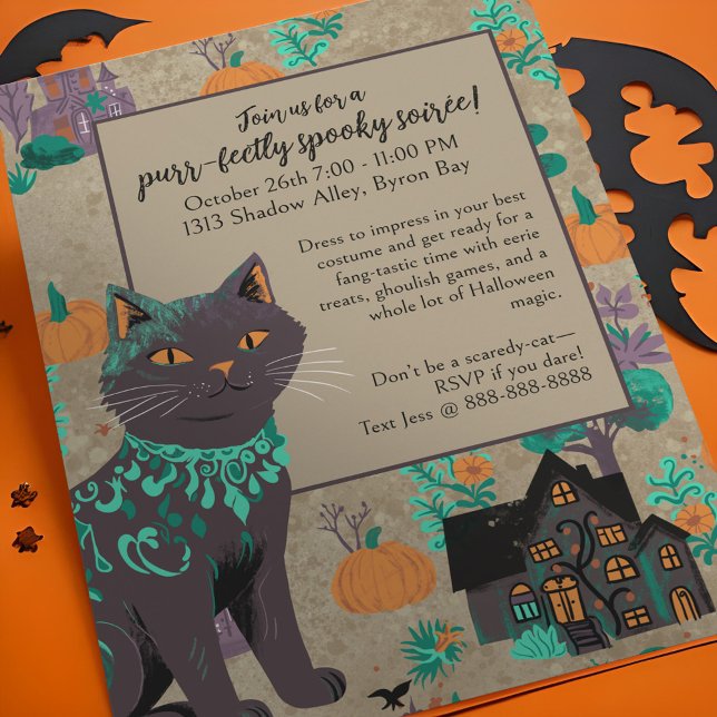 Whimsical Black Cat Rustikales neutrales grünes Ha Einladung (Whimsical black cat halloween party invitation with orange green & purple pops on rustic neutral.)