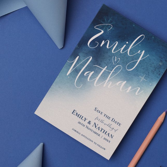 Whimsical Blue White Snowflake Elegante Hochzeit Ankündigungspostkarte (Whimsical Blue White Snowflake Elegance Wedding Announcement Save the Date Postcard)