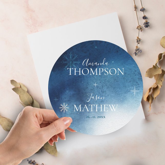Whimsical Blue White Snowflake Hochzeit Runder Aufkleber (Whimsical Blue White Snowflake Wedding Classic Round Sticker)