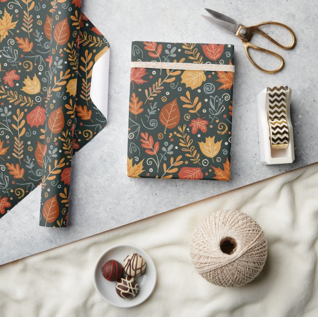 Whimsical Boho Herbstblätter auf Schwarz Geschenkpapier (Kunsthandwerk)