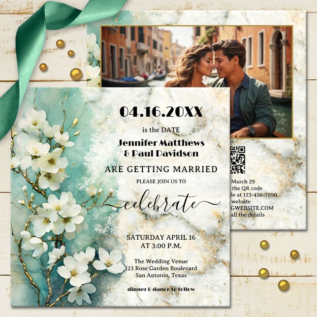 Whimsical Boho Marmor floral Alles in einer Hochze Einladung (An artistic whimsical all-in-one wedding invitation featuring a painting of white flowers on marble)