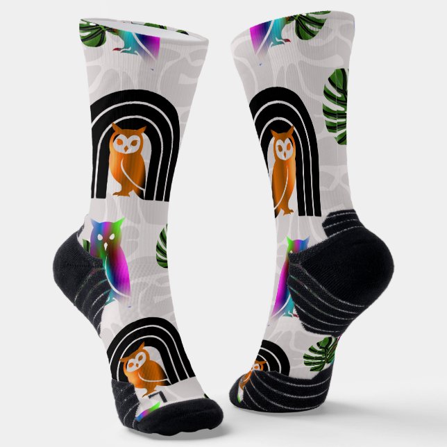Whimsical Boho Owl & Tropical Monstera Leaf Socken (Gewinkelt)