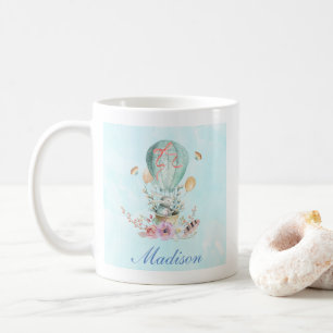 Whimsical Bunny Riding in einem Heißluftballon Tasse