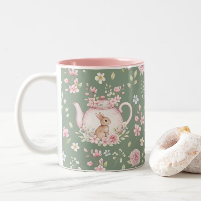 Whimsical Bunny Teapot Floral Spring  Zweifarbige Tasse (Mit Donut)