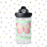Whimsical Butterfly Persönliche Wasserflasche Trinkflasche<br><div class="desc">Stellen Sie Ihre kleine Prinzessin mit unserer Whimsical Butterfly personalized Water Flasche einer Welt der Laune vor. Dieses bezaubernde Design besticht durch zarte türkisfarbene Streifen und einen wunderschön pastellrosa Schmetterling als Herzstück. Ideal, um ihrem täglichen Hydratationsalltag einen Zauber hinzuzufügen. Diese Flasche kann mit ihrem Namen individuell angepasst werden und ist...</div>