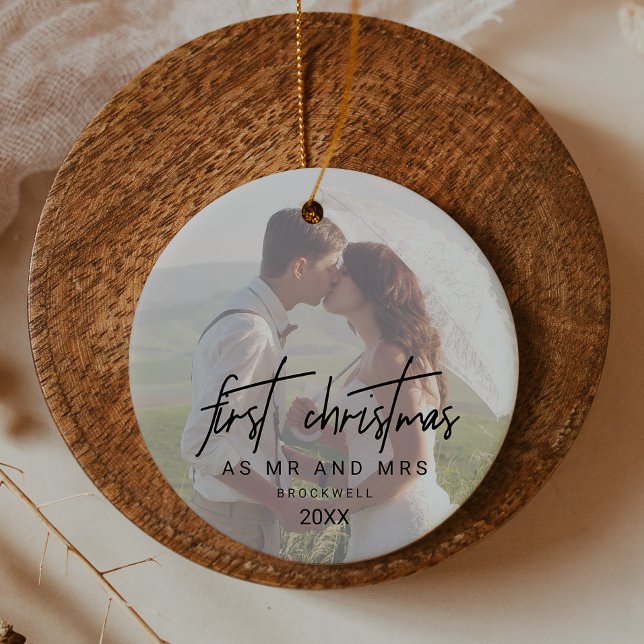 Whimsical Calligraphy verblasste Foto Mr. and Mrs. Keramik Ornament (Whimsical Calligraphy Faded Photo Mr and Mrs Ceramic Ornament)