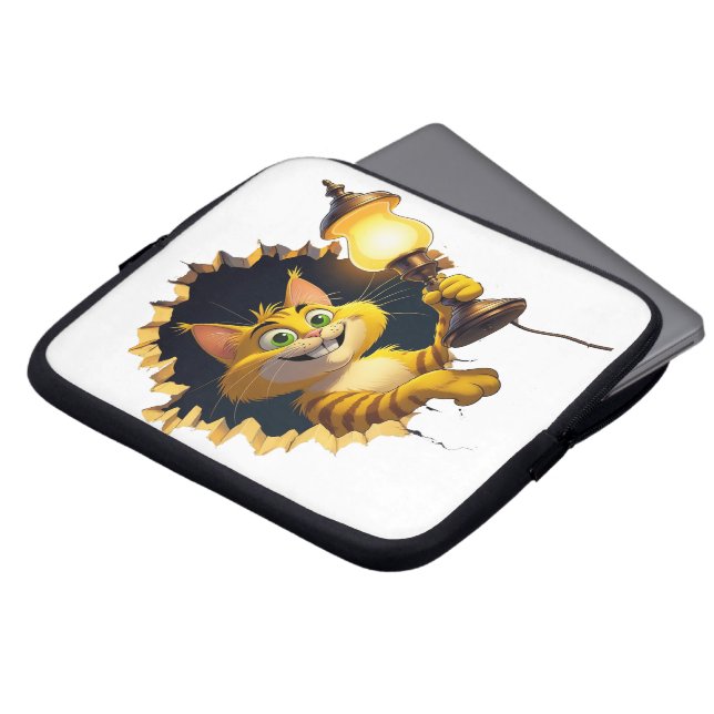 Whimsical Cartoon Cat Holen einer Lampe durch eine Laptopschutzhülle (Vorne Oben)