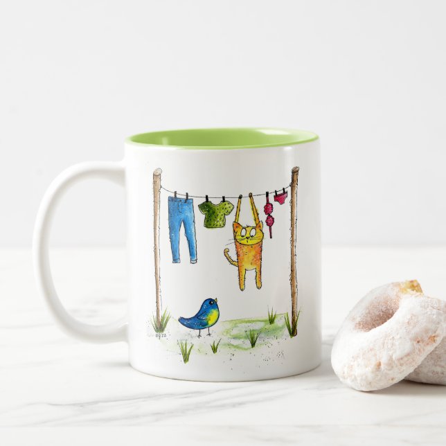 Whimsical Cat auf einer Wäscheleine Zweifarbige Tasse (Mit Donut)