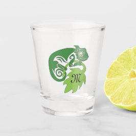Whimsical Chameleon Klettern auf Hopfen Monogram Schnapsglas
