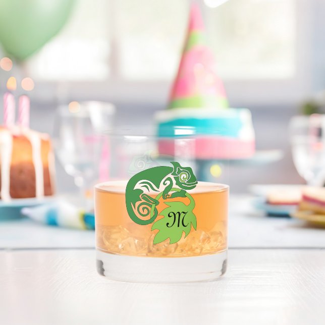 Whimsical Chameleon Klettern auf Hopfen Monogram Whiskyglas (Insitu (Geburtstag))