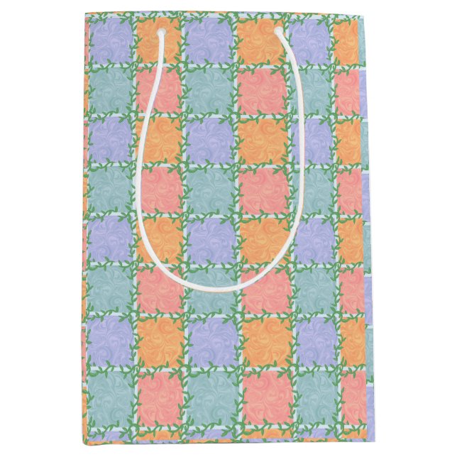 Whimsical Checkered Tile mit grünen Reben Mittlere Geschenktüte (Vorderseite)