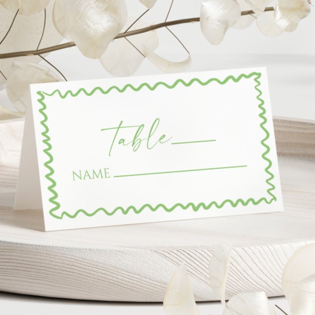 Whimsical Citrus Green Wavy Border Wedding Platzkarte (Von Creator hochgeladen)