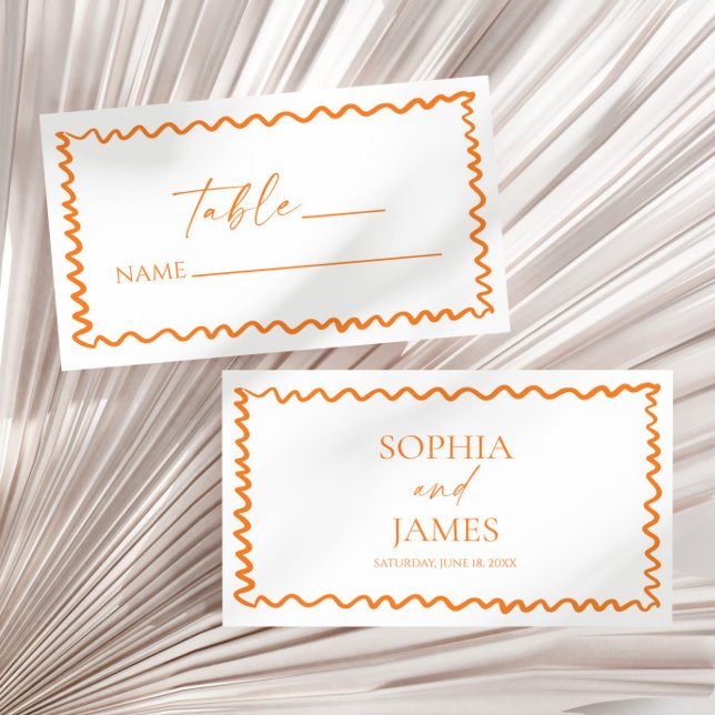 Whimsical Citrus Orange Wavy Border Wedding Platzkarte (Von Creator hochgeladen)