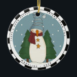 Whimsical Country Snowman Personalisiert Friend Keramik Ornament<br><div class="desc">Whimsical Country Snowman Personalisiert Friend Keramik Ornament - macht das perfekte Geschenk für Ihre Freunde(s). Ein primitiver Landschneemann ist in seinem besten blau gestreiften Hut gekleidet und mit einem bordeauxfarbenen Schal mit Senfgelben Sternen stehend und zwischen 2 Kiefern auf blauem, schneebedecktem Hintergrund. Das Ornament lautet: "Es gibt einen schneebesseren Freund...</div>