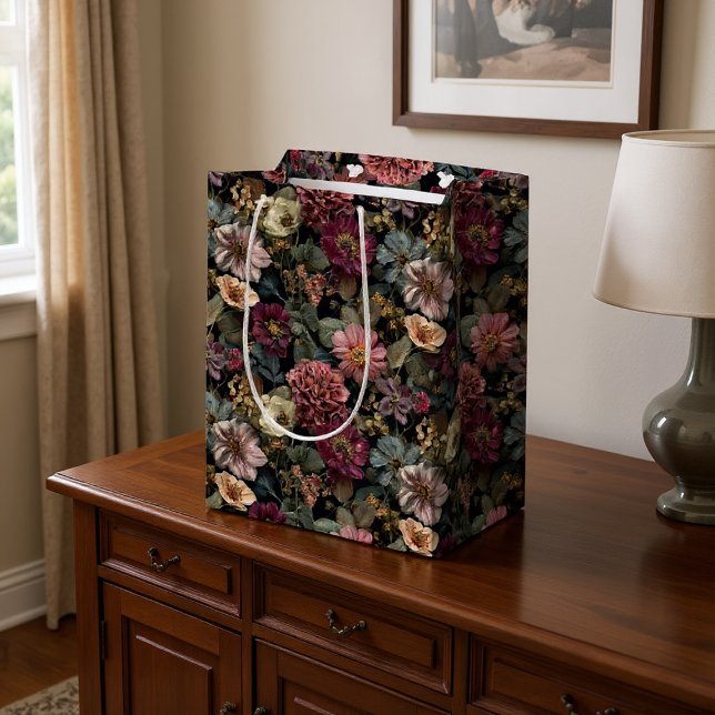 Whimsical Dark Moody Mute Pink und Green Floral Mittlere Geschenktüte (Von Creator hochgeladen)